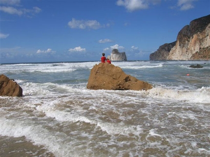 La Sardegna a-vista con Manolo - Appunti di viaggio di Manolo nell’Isola del tesoro, tra mare, cielo e pietra. Una mappa per arrampicare, vagabondare e respirare l’aria selvaggia e libera della Sardegna.