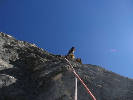 Due spit alla fine, nuova via e libera sulla Cima d’Auta - Il 3/10 Maurizio ‘Manolo’ Zanolla, insieme ad Omar Genuin, ha liberato “Due spit alla fine” la via da loro stessi aperta quest’estate sulla parete sud della Cima d’Auta (Dolomiti).