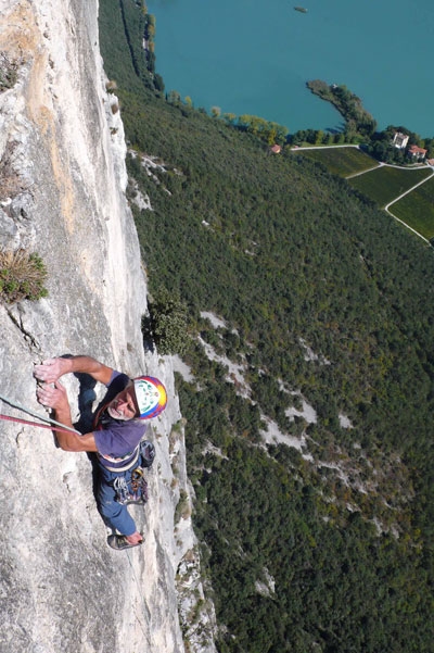 Senza chiedere permesso, sul Dain con Martini e Larcher - Sulla via ‘Senza chiedere il permesso’ (Piccolo Dain, Valle del Sarca) con Rolando Larcher e Sergio Martini.