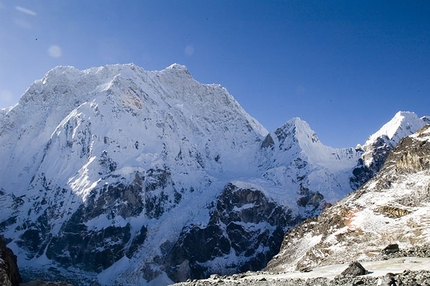 Jannu West Ridge climbed by Babanov and Kofanov - On 21/10/2007 Valeri Babanov and Sergey Kofanov carried out an outstanding ascent of the unclimbed west ridge of Jannu (7710m) in pure alpine style.