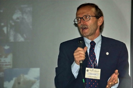 Convegno nazionale CAAI: Guido Magnone socio ad honerem - Grande partecipazione e grandi nomi dell’alpinismo al Congresso Nazionale del Club Alpino Accademico Italiano, che si è tenuto il 6 ottobre 2007 al Forte di Bard (Valle d’Aosta) sull’etica di apertura delle vie in montagna. Momenti di emozione all’incontro con il primo salitore del Fitz Roy e della parete ovest del Dru, Guido Magnone. Nell’appendice arrampicatoria, Larcher interpreta il Kaciun con un nuovo 8a in Valle dell’Orco.