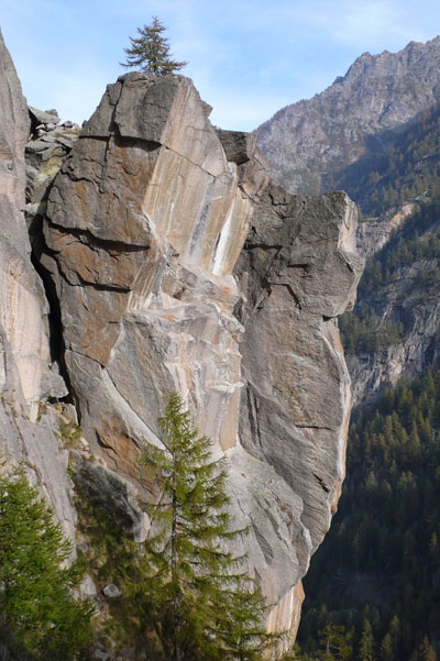 Convegno nazionale CAAI: Guido Magnone socio ad honerem - Grande partecipazione e grandi nomi dell’alpinismo al Congresso Nazionale del Club Alpino Accademico Italiano, che si è tenuto il 6 ottobre 2007 al Forte di Bard (Valle d’Aosta) sull’etica di apertura delle vie in montagna. Momenti di emozione all’incontro con il primo salitore del Fitz Roy e della parete ovest del Dru, Guido Magnone. Nell’appendice arrampicatoria, Larcher interpreta il Kaciun con un nuovo 8a in Valle dell’Orco.