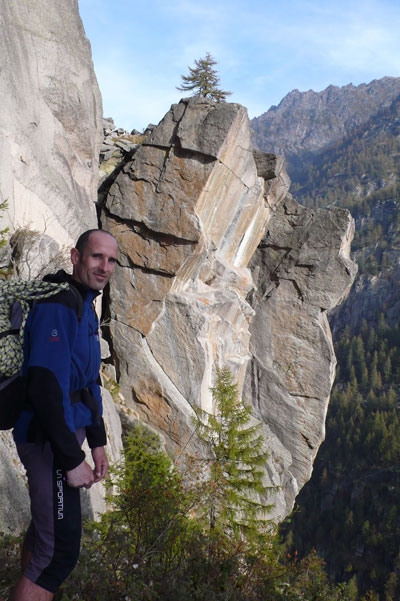 Convegno nazionale CAAI: Guido Magnone socio ad honerem - Grande partecipazione e grandi nomi dell’alpinismo al Congresso Nazionale del Club Alpino Accademico Italiano, che si è tenuto il 6 ottobre 2007 al Forte di Bard (Valle d’Aosta) sull’etica di apertura delle vie in montagna. Momenti di emozione all’incontro con il primo salitore del Fitz Roy e della parete ovest del Dru, Guido Magnone. Nell’appendice arrampicatoria, Larcher interpreta il Kaciun con un nuovo 8a in Valle dell’Orco.