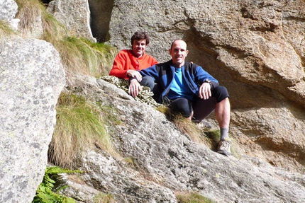 Convegno nazionale CAAI: Guido Magnone socio ad honerem - Grande partecipazione e grandi nomi dell’alpinismo al Congresso Nazionale del Club Alpino Accademico Italiano, che si è tenuto il 6 ottobre 2007 al Forte di Bard (Valle d’Aosta) sull’etica di apertura delle vie in montagna. Momenti di emozione all’incontro con il primo salitore del Fitz Roy e della parete ovest del Dru, Guido Magnone. Nell’appendice arrampicatoria, Larcher interpreta il Kaciun con un nuovo 8a in Valle dell’Orco.