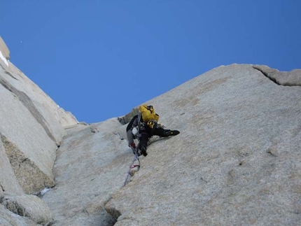 Patagonia: traversata Standhardt, Herron, Egger per Salvaterra, Beltrami, Masè, Salvadei - Dal 21 al 22/11 Ermanno Salvaterra, Alessandro Beltrami, Mirko Masè e Fabio Salvadei hanno compito la traversata Cerro Standhardt, Punta Herron, Torre Egger nel Gruppo del Cerro Torre (Patagonia). Il team trentino ha poi rinunciato alla salita del Cerro Torre, quando ormai era sopra al Colle della Conquista, per il grande pericolo di scariche dovute alle alte temperature.