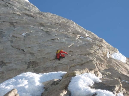 Patagonia: traversata Standhardt, Herron, Egger per Salvaterra, Beltrami, Masè, Salvadei - Dal 21 al 22/11 Ermanno Salvaterra, Alessandro Beltrami, Mirko Masè e Fabio Salvadei hanno compito la traversata Cerro Standhardt, Punta Herron, Torre Egger nel Gruppo del Cerro Torre (Patagonia). Il team trentino ha poi rinunciato alla salita del Cerro Torre, quando ormai era sopra al Colle della Conquista, per il grande pericolo di scariche dovute alle alte temperature.