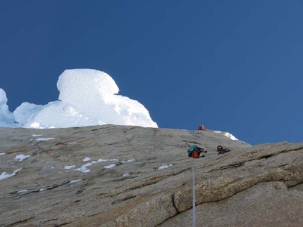 Patagonia: traversata Standhardt, Herron, Egger per Salvaterra, Beltrami, Masè, Salvadei - Dal 21 al 22/11 Ermanno Salvaterra, Alessandro Beltrami, Mirko Masè e Fabio Salvadei hanno compito la traversata Cerro Standhardt, Punta Herron, Torre Egger nel Gruppo del Cerro Torre (Patagonia). Il team trentino ha poi rinunciato alla salita del Cerro Torre, quando ormai era sopra al Colle della Conquista, per il grande pericolo di scariche dovute alle alte temperature.