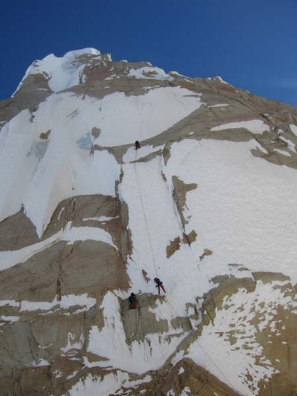 Patagonia: traversata Standhardt, Herron, Egger per Salvaterra, Beltrami, Masè, Salvadei - Dal 21 al 22/11 Ermanno Salvaterra, Alessandro Beltrami, Mirko Masè e Fabio Salvadei hanno compito la traversata Cerro Standhardt, Punta Herron, Torre Egger nel Gruppo del Cerro Torre (Patagonia). Il team trentino ha poi rinunciato alla salita del Cerro Torre, quando ormai era sopra al Colle della Conquista, per il grande pericolo di scariche dovute alle alte temperature.