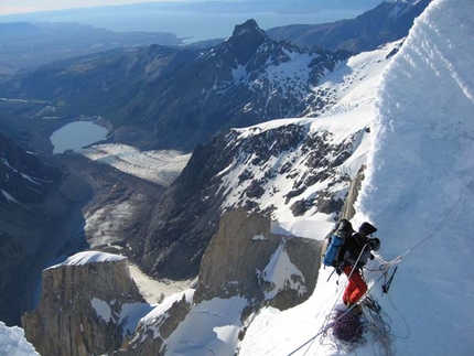 Patagonia: traversata Standhardt, Herron, Egger per Salvaterra, Beltrami, Masè, Salvadei - Dal 21 al 22/11 Ermanno Salvaterra, Alessandro Beltrami, Mirko Masè e Fabio Salvadei hanno compito la traversata Cerro Standhardt, Punta Herron, Torre Egger nel Gruppo del Cerro Torre (Patagonia). Il team trentino ha poi rinunciato alla salita del Cerro Torre, quando ormai era sopra al Colle della Conquista, per il grande pericolo di scariche dovute alle alte temperature.