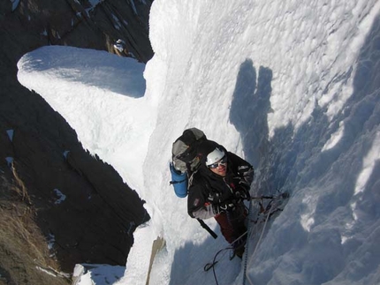 Patagonia: traversata Standhardt, Herron, Egger per Salvaterra, Beltrami, Masè, Salvadei - Dal 21 al 22/11 Ermanno Salvaterra, Alessandro Beltrami, Mirko Masè e Fabio Salvadei hanno compito la traversata Cerro Standhardt, Punta Herron, Torre Egger nel Gruppo del Cerro Torre (Patagonia). Il team trentino ha poi rinunciato alla salita del Cerro Torre, quando ormai era sopra al Colle della Conquista, per il grande pericolo di scariche dovute alle alte temperature.