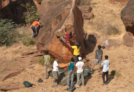 Boulder a Bombay con il 5° Girivihar Open Bouldering Competition - Il 25-27/01/2008 si svolgerà a Bombay (India) la 5a edizione del tradizionale Open di Bouldering. Inoltre, dal 28/01/2008, partirà il tour attraverso i più importanti siti di arrampicata indiani organizzato da Patrick Edlinger e Jean-Luc Jubert.
