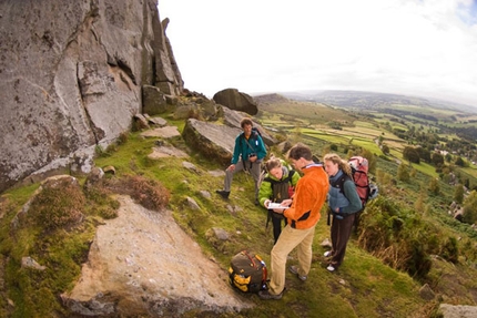 Peak district: arrampicata trad sull’hard grit - Viaggio lampo di Erik Švab, Igor Zerjal, Stefano Staffetta (Staffo) e Klemen Premrl che ripetono diverse vie fino all'E6 sul mitico hard grit del Peak district, in compagnia dei local boys della banda di Sheffield.