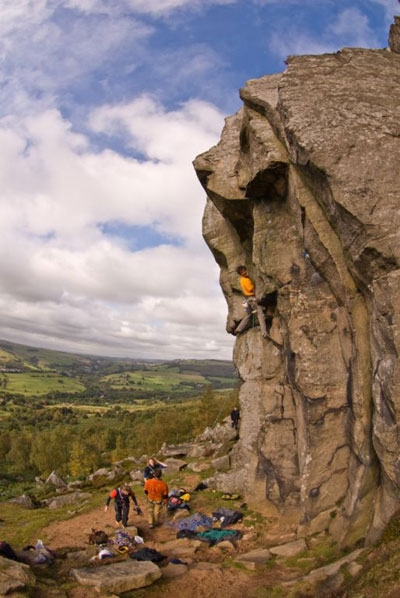 Peak district: arrampicata trad sull’hard grit - Viaggio lampo di Erik Švab, Igor Zerjal, Stefano Staffetta (Staffo) e Klemen Premrl che ripetono diverse vie fino all'E6 sul mitico hard grit del Peak district, in compagnia dei local boys della banda di Sheffield.