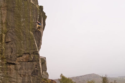 Peak district: arrampicata trad sull’hard grit - Viaggio lampo di Erik Švab, Igor Zerjal, Stefano Staffetta (Staffo) e Klemen Premrl che ripetono diverse vie fino all'E6 sul mitico hard grit del Peak district, in compagnia dei local boys della banda di Sheffield.