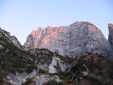 Arrampicata: Cima di Valscura, ripetizione della via Dal Pozzo - Fontana - Il 27/12 Alessio Roverato, Alessandro Baù e Francesco Marra hanno effettuato la probabile prima ripetizione della via aperta da Gigi dal Pozzo e Maurizio Fontana (280m, IX-) sul secondo pilastro della parete Sud Ovest della Cima di Valscura (Dolomiti Feltrine).