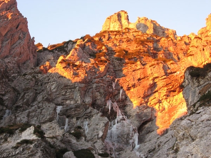 Arrampicata: Cima di Valscura, ripetizione della via Dal Pozzo - Fontana - Il 27/12 Alessio Roverato, Alessandro Baù e Francesco Marra hanno effettuato la probabile prima ripetizione della via aperta da Gigi dal Pozzo e Maurizio Fontana (280m, IX-) sul secondo pilastro della parete Sud Ovest della Cima di Valscura (Dolomiti Feltrine).