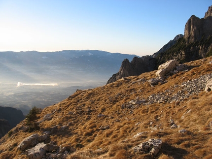 Arrampicata: Cima di Valscura, ripetizione della via Dal Pozzo - Fontana - Il 27/12 Alessio Roverato, Alessandro Baù e Francesco Marra hanno effettuato la probabile prima ripetizione della via aperta da Gigi dal Pozzo e Maurizio Fontana (280m, IX-) sul secondo pilastro della parete Sud Ovest della Cima di Valscura (Dolomiti Feltrine).