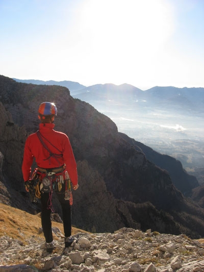 Arrampicata: Cima di Valscura, ripetizione della via Dal Pozzo - Fontana - Il 27/12 Alessio Roverato, Alessandro Baù e Francesco Marra hanno effettuato la probabile prima ripetizione della via aperta da Gigi dal Pozzo e Maurizio Fontana (280m, IX-) sul secondo pilastro della parete Sud Ovest della Cima di Valscura (Dolomiti Feltrine).