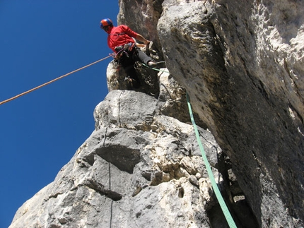 Arrampicata: Cima di Valscura, ripetizione della via Dal Pozzo - Fontana - Il 27/12 Alessio Roverato, Alessandro Baù e Francesco Marra hanno effettuato la probabile prima ripetizione della via aperta da Gigi dal Pozzo e Maurizio Fontana (280m, IX-) sul secondo pilastro della parete Sud Ovest della Cima di Valscura (Dolomiti Feltrine).