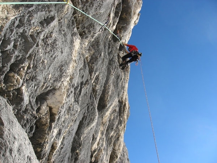 Arrampicata: Cima di Valscura, ripetizione della via Dal Pozzo - Fontana - Il 27/12 Alessio Roverato, Alessandro Baù e Francesco Marra hanno effettuato la probabile prima ripetizione della via aperta da Gigi dal Pozzo e Maurizio Fontana (280m, IX-) sul secondo pilastro della parete Sud Ovest della Cima di Valscura (Dolomiti Feltrine).