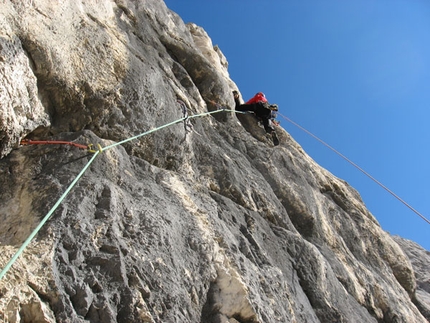 Arrampicata: Cima di Valscura, ripetizione della via Dal Pozzo - Fontana - Il 27/12 Alessio Roverato, Alessandro Baù e Francesco Marra hanno effettuato la probabile prima ripetizione della via aperta da Gigi dal Pozzo e Maurizio Fontana (280m, IX-) sul secondo pilastro della parete Sud Ovest della Cima di Valscura (Dolomiti Feltrine).