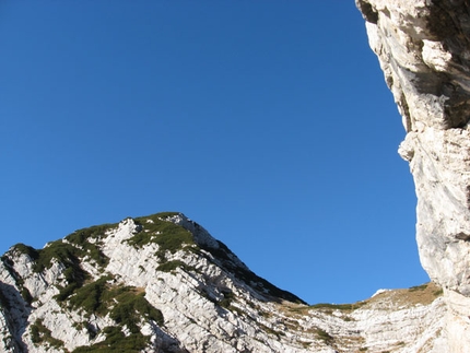 Arrampicata: Cima di Valscura, ripetizione della via Dal Pozzo - Fontana - Il 27/12 Alessio Roverato, Alessandro Baù e Francesco Marra hanno effettuato la probabile prima ripetizione della via aperta da Gigi dal Pozzo e Maurizio Fontana (280m, IX-) sul secondo pilastro della parete Sud Ovest della Cima di Valscura (Dolomiti Feltrine).