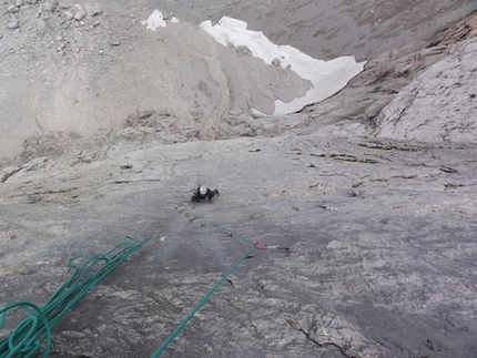 DoloMitiche - DoloMitiche - Andrea Sega segue i chiodi a pressione sulla via Maestri-Claus alla Cima della Farfalla.