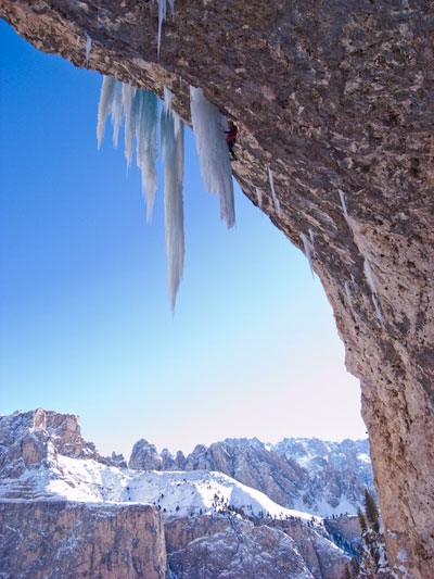 Illuminati repeated by Svab e Premrl - Second repeat of  “Illuminati” M11 WI6+ of the super multi-pitch mixed route in Vallunga (Val Gardena, Dolomites) at the hands of Erik Svab from Italy and Klemen Premrl from Slovenia.