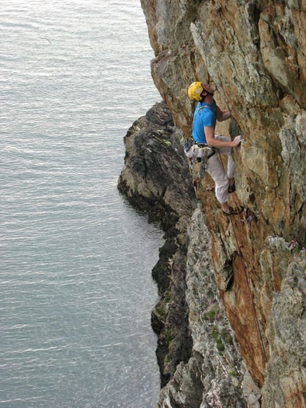 Svab e Larcher all' International Climbing Meeting in Galles - Dall'11 al 18/05 gli accademici Rolando Larcher ed Erik Svab hanno partecipato al Meeting internazionale del BMC organizzato dal British Mountaineering Council in Galles, ripetendo a vista diverse vie fino al grado inglese di E6.