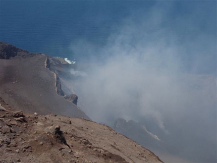 Stromboli, trekking sul vulcano e boulder sul mare - L’isola di Stromboli, una delle sette isole delle magnifiche Eolie, è una metà affascinante per una vacanza in tutto relax all’insegna delle spettacolari eruzioni del vulcano ma anche del boulder in riva al mare. 