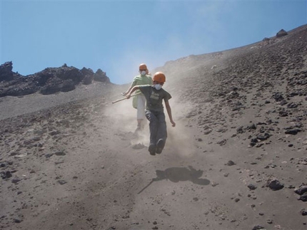 Stromboli, trekking sul vulcano e boulder sul mare - L’isola di Stromboli, una delle sette isole delle magnifiche Eolie, è una metà affascinante per una vacanza in tutto relax all’insegna delle spettacolari eruzioni del vulcano ma anche del boulder in riva al mare. 