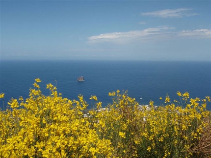 Stromboli, trekking sul vulcano e boulder sul mare - L’isola di Stromboli, una delle sette isole delle magnifiche Eolie, è una metà affascinante per una vacanza in tutto relax all’insegna delle spettacolari eruzioni del vulcano ma anche del boulder in riva al mare. 