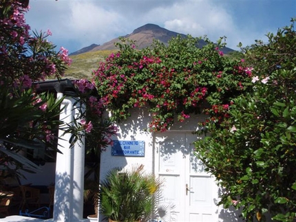 Stromboli, trekking sul vulcano e boulder sul mare - L’isola di Stromboli, una delle sette isole delle magnifiche Eolie, è una metà affascinante per una vacanza in tutto relax all’insegna delle spettacolari eruzioni del vulcano ma anche del boulder in riva al mare. 