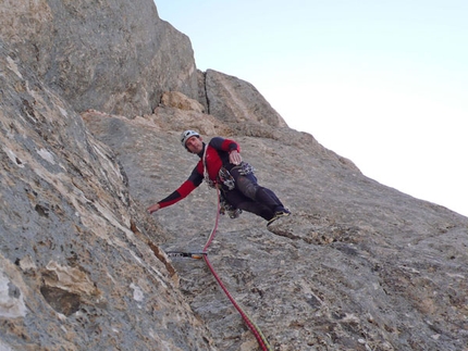 AlexAnna, nuova via per Larcher su P.ta Penia in Marmolada - Alla fine di agosto Rolando Larcher (C.A.A.I.) ha concluso AlexAnna (700m, 8a+/8b, 7b obbl.) nuova via sul Pilastro Lindo della parete sud-ovest della Punta Penia (Marmolada, Dolomiti).