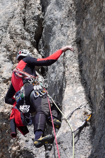 AlexAnna, new route by Rolando Larcher on Marmolada, Dolomites - At the end of August 2008 Rolando Larcher completed AlexAnna (700m, 8a+/8b, 7b obl.), a new route up Pilastro Lindo on the SW Face of Punta Penia (Marmolada, Dolomites).