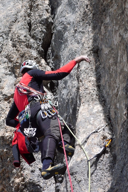 AlexAnna, nuova via per Larcher su P.ta Penia in Marmolada - Alla fine di agosto Rolando Larcher (C.A.A.I.) ha concluso AlexAnna (700m, 8a+/8b, 7b obbl.) nuova via sul Pilastro Lindo della parete sud-ovest della Punta Penia (Marmolada, Dolomiti).