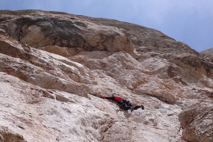 AlexAnna, new route by Rolando Larcher on Marmolada, Dolomites - At the end of August 2008 Rolando Larcher completed AlexAnna (700m, 8a+/8b, 7b obl.), a new route up Pilastro Lindo on the SW Face of Punta Penia (Marmolada, Dolomites).