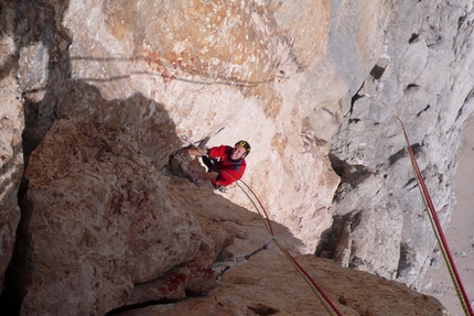 AlexAnna, new route by Rolando Larcher on Marmolada, Dolomites - At the end of August 2008 Rolando Larcher completed AlexAnna (700m, 8a+/8b, 7b obl.), a new route up Pilastro Lindo on the SW Face of Punta Penia (Marmolada, Dolomites).