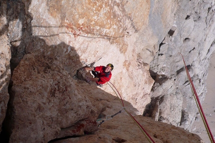 AlexAnna, nuova via per Larcher su P.ta Penia in Marmolada - Alla fine di agosto Rolando Larcher (C.A.A.I.) ha concluso AlexAnna (700m, 8a+/8b, 7b obbl.) nuova via sul Pilastro Lindo della parete sud-ovest della Punta Penia (Marmolada, Dolomiti).