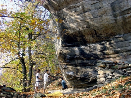 B L O Q 1° Meeting di arrampicata sui massi della Valle Po - Nel weekend dell’11 e 12 ottobre prossimi si svolgerà a Mombracco (Sanfront) in Valle Po un meeting di arrampicata per gli appassionati di bouldering, organizzato dall’associazione Vertigo di Pollenzo (CN).