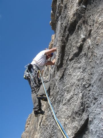 Due nuove vie per la Rocca la Meja - Il 14/08/08 sulla parete sud della Rocca La Meya Piemonte, Alpi Cozie), Elisabetta Caserini, Danilo Serotti ed Ezio Marlier hanno aperto Eterni Peter Pan (350mt TD, max 6a+, 5c obbl). Mentre il 31/08, sempre Elisabetta Caserini ed Ezio Marlier questa volta con Cege Ravaschietto, hanno aperto Correnti Gravitazionali (320m, ED+, max 7°, 6b+ obbl).