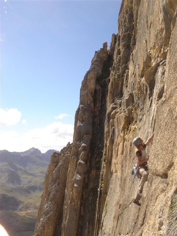 Due nuove vie per la Rocca la Meja - Il 14/08/08 sulla parete sud della Rocca La Meya Piemonte, Alpi Cozie), Elisabetta Caserini, Danilo Serotti ed Ezio Marlier hanno aperto Eterni Peter Pan (350mt TD, max 6a+, 5c obbl). Mentre il 31/08, sempre Elisabetta Caserini ed Ezio Marlier questa volta con Cege Ravaschietto, hanno aperto Correnti Gravitazionali (320m, ED+, max 7°, 6b+ obbl).