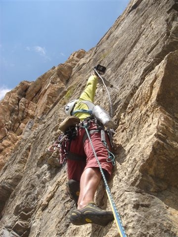Due nuove vie per la Rocca la Meja - Il 14/08/08 sulla parete sud della Rocca La Meya Piemonte, Alpi Cozie), Elisabetta Caserini, Danilo Serotti ed Ezio Marlier hanno aperto Eterni Peter Pan (350mt TD, max 6a+, 5c obbl). Mentre il 31/08, sempre Elisabetta Caserini ed Ezio Marlier questa volta con Cege Ravaschietto, hanno aperto Correnti Gravitazionali (320m, ED+, max 7°, 6b+ obbl).