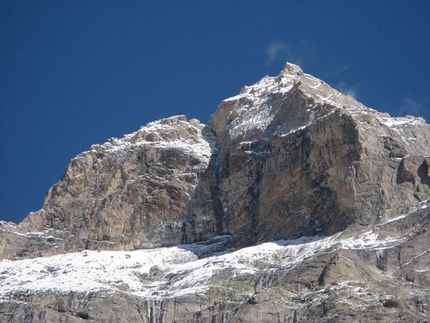 4 nuove vie nella Miyar Valley per Iannilli, Cacioppo e Giuliani - Dal 9 al 17/09 Stefano Cacioppo, Cesare Giuliani e Roberto Iannilli hanno aperto 4 nuove vie sulla parete sud della Castle rock. Uno di questi itinerari, la via Miguel' s race, raggiunge i 5486m dell’inviolata vetta principale della montagna per la quale i tre hanno proposto il nome di Tivoli peak.