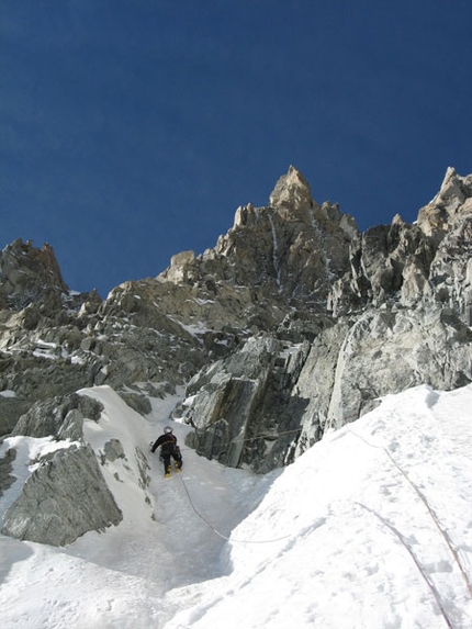 Rêve Caché, new route on Mont Blanc - On 29/09/08 Enrico Bonino and Paolo Stroppiana made the first ascent of Rêve Caché (700m, 5+ MR 4c) up the east face of Pointe d'Androsace, located in the Combe Maudite, Mont Blanc.