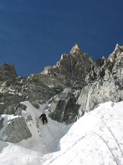 Rêve Caché, nuova via sulla P.ta d’Androsace sul Monte Bianco - Il 29/09/08 Enrico Bonino e Paolo Stroppiana hanno aperto Rêve Caché (700m, 5+ MR 4c) una nuova via sulla parete est della Pointe d'Androsace, nella Combe Maudite, Monte Bianco.