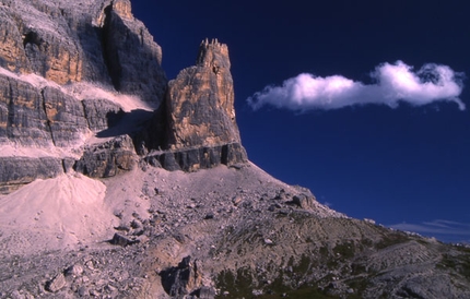 Tofana di Rozes new routes, Dolomites - In summer 2007 Marco Sterni, Mauro Kraus, Marco Giuffrida and Serena Bonin carried out the first ascent of 'Quel calcare nell'anima' (380m, 6c, 6b obl.) on the West Face of Tofana di Rozes (Dolomites). In summer 2008 Sterni and Mauro Florit made the first ascent of the nearby 'Mai molar! '(380m, 7a+, 6c obl.).