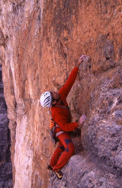 Due vie nuove sulla ovest della Tofana di Rozes - Nell'estate del 2007 sulla parete Ovest della Tofana di Rozes (Dolomiti), Marco Sterni, Mauro Kraus, Marco Giuffrida e Serena Bonin hanno aperto 'Quel calcare nell'anima' (380m, 6c, 6b obbl.). A fianco, nell'estate 2008, ad opera di Marco Sterni e Mauro Florit è invece nata Mai molar! (380m, 7a+, 6c obbl.).