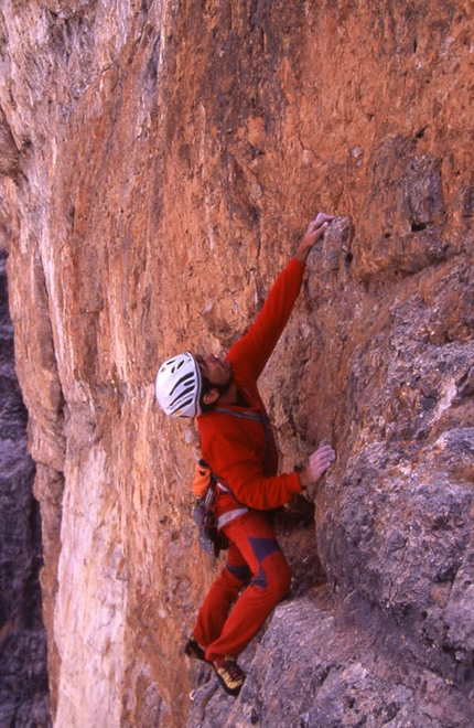 Tofana di Rozes new routes, Dolomites - In summer 2007 Marco Sterni, Mauro Kraus, Marco Giuffrida and Serena Bonin carried out the first ascent of 'Quel calcare nell'anima' (380m, 6c, 6b obl.) on the West Face of Tofana di Rozes (Dolomites). In summer 2008 Sterni and Mauro Florit made the first ascent of the nearby 'Mai molar! '(380m, 7a+, 6c obl.).