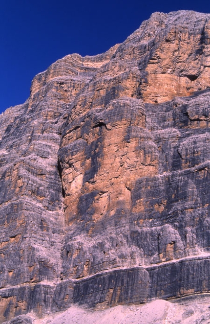 Tofana di Rozes new routes, Dolomites - In summer 2007 Marco Sterni, Mauro Kraus, Marco Giuffrida and Serena Bonin carried out the first ascent of 'Quel calcare nell'anima' (380m, 6c, 6b obl.) on the West Face of Tofana di Rozes (Dolomites). In summer 2008 Sterni and Mauro Florit made the first ascent of the nearby 'Mai molar! '(380m, 7a+, 6c obl.).